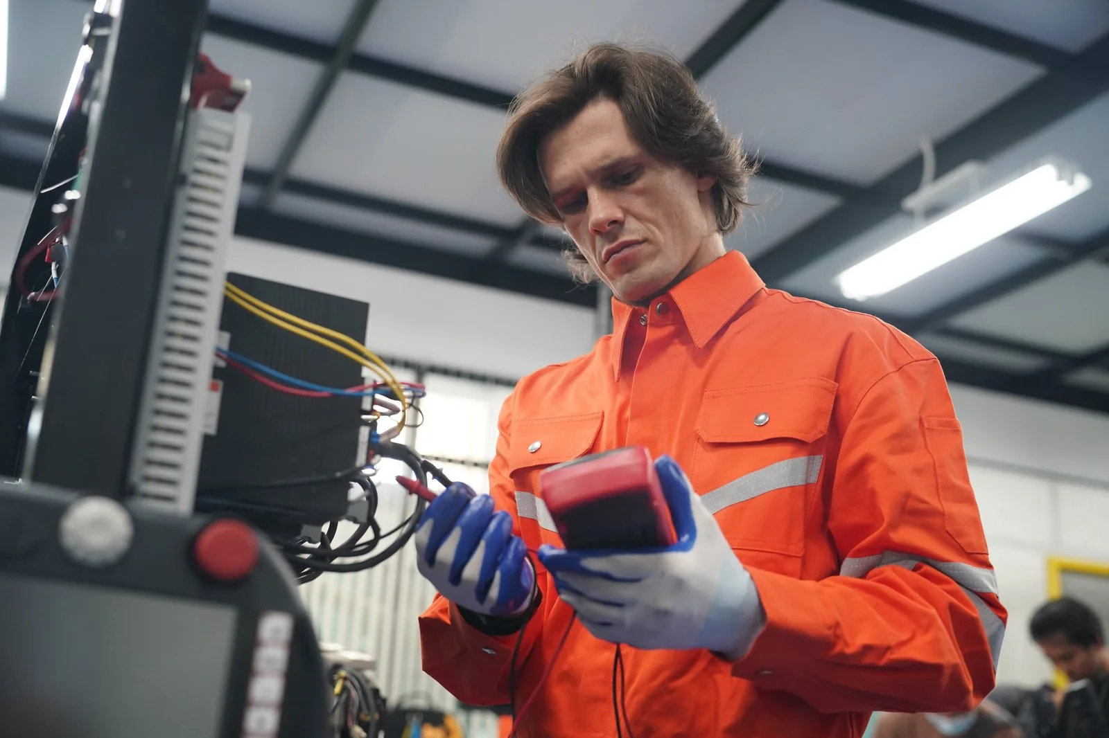 Técnico industrial realizando una medición eléctrica con multímetro