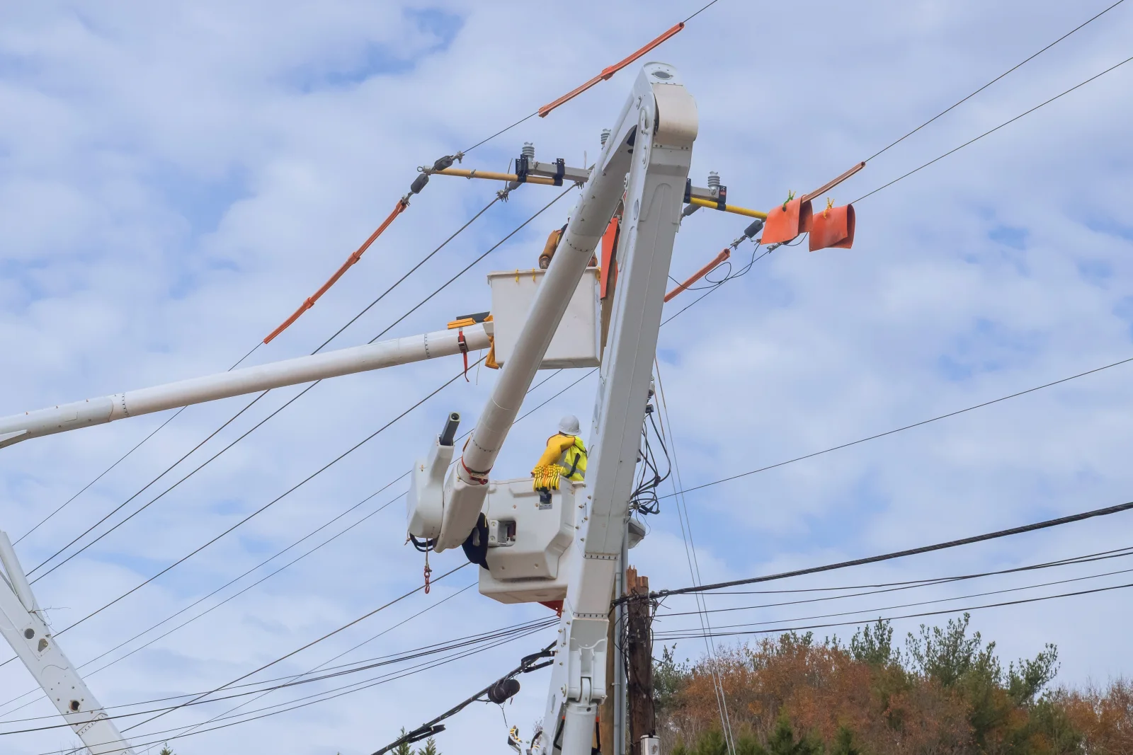 Camión canasta utilizado para intervención de redes eléctricas aéreas