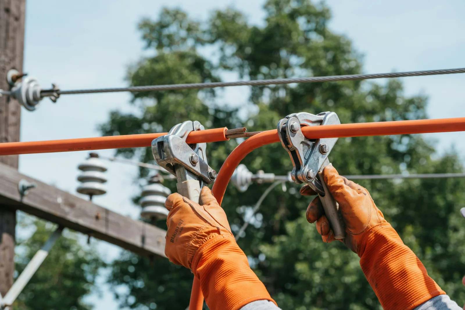 Técnico instalando un jumper eléctrico aislado entre conductores